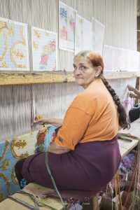Тъкачка позира по време на работа