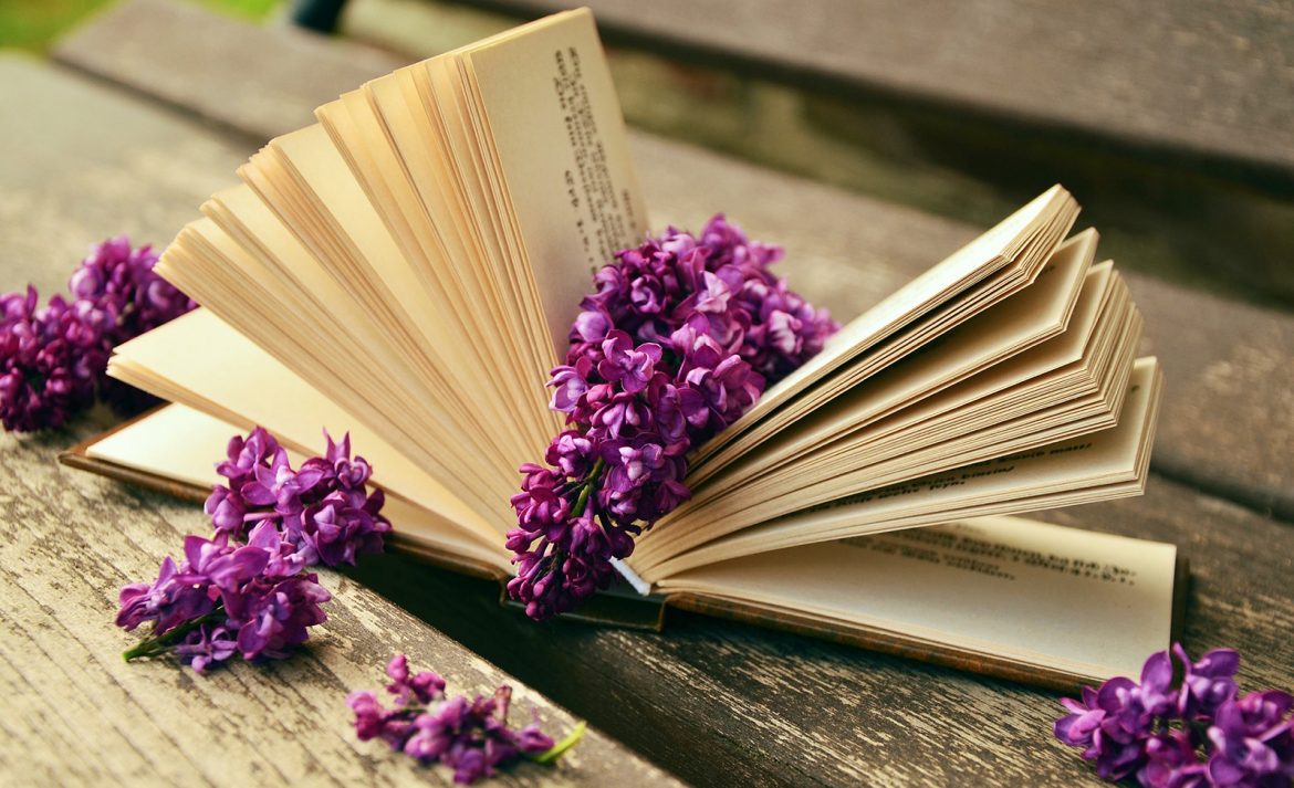 Разлистена книга с цветя